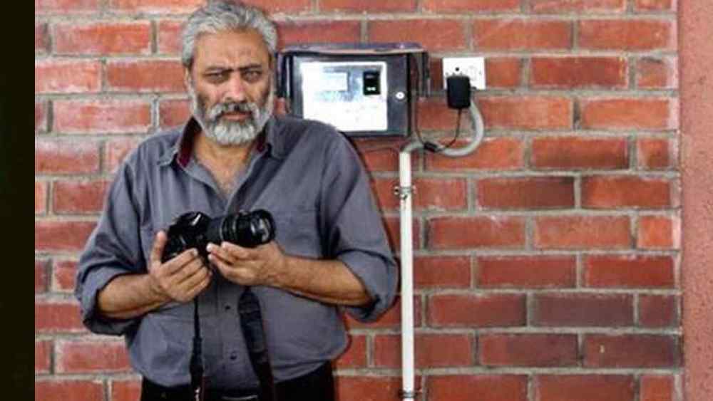 রাকেশ পেশায় আলোকচিত্রী। তবে এখন তাঁকে সবাই চেনে ভারতের 'নেস্ট ম্যান' বা 'নীড় মানব' হিসেবে। দেশের বিভিন্ন প্রান্ত থেকে পাখির বাসা বানানোর প্রশিক্ষণ দিতে ডাকা হয় তাঁকে।