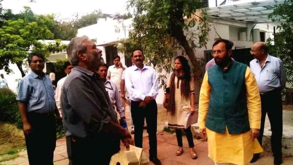 দিল্লির অশোক বিহারের বাড়ি থেকে কাজের জায়গায় যাওয়ার পথে নিয়মিত একটি পুরনো বাড়িতে প্রচুর পাখির বাসা দেখতেন তিনি। সেই বাসাই ভাঙা হচ্ছিল। কাজে যাওয়ার বদলে সেদিন ওই বাড়ির মালিকের কাছে চলে যান তিনি। তাঁকে বলেন, পাখিদের বাসা-ছাড়া করলে তিনি এ নিয়ে আদালতে যাবেন।