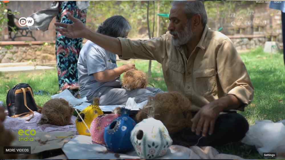 প্রথমে ডাবের খোলায় কাগজ ভরে আর চট বেঁধে বাসা তৈরি করে ঝুলিয়েছিলেন। কিন্তু সেই বাসায় পাখি আসেনি। পরে অন্য পদ্ধতিতে বাসা তৈরি করা শুরু করেন। বেতের গোল কাঠামো তৈরি করে তাতে খড় আর চটের আস্তরণ দিয়ে বাসা বানান। এই বাসায় পাখি আসতে থাকে।