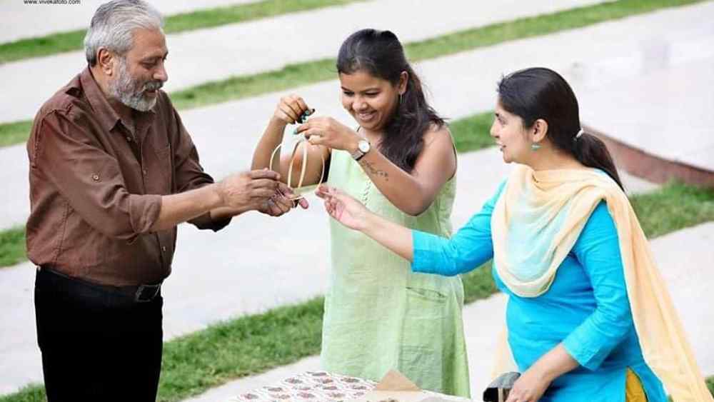 রাকেশকে দেখে উৎসাহ পান পড়শিরাও। তাঁরাও পাখির বাসা বানিয়ে দেওয়ার জন্য অনুরোধ করেন রাকেশকে। রাকেশ জানিয়েছেন, এক সময় এই প্রতিবেশীরাই তাঁর বাসা বানানো নিয়ে ঠাট্টা করেছিলেন। তবে তাঁদেরই বাসা চাইতে দেখে, বিজয়গর্ব অনুভব করেন রাকেশ।