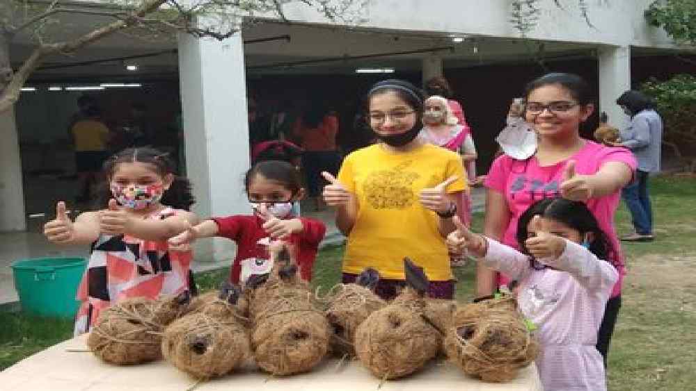 প্রথমে ২০টি বাসা বানান রাকেশ। অশোক বিহার চত্বরের বিভিন্ন জায়গায় সেই বাসাগুলি রাখার দিন কয়েকের মধ্যেই দেখা যায়, প্রত্যকটি বাসাতেই কোনও না কোনও পাখির পরিবার আশ্রয় নিয়েছে।