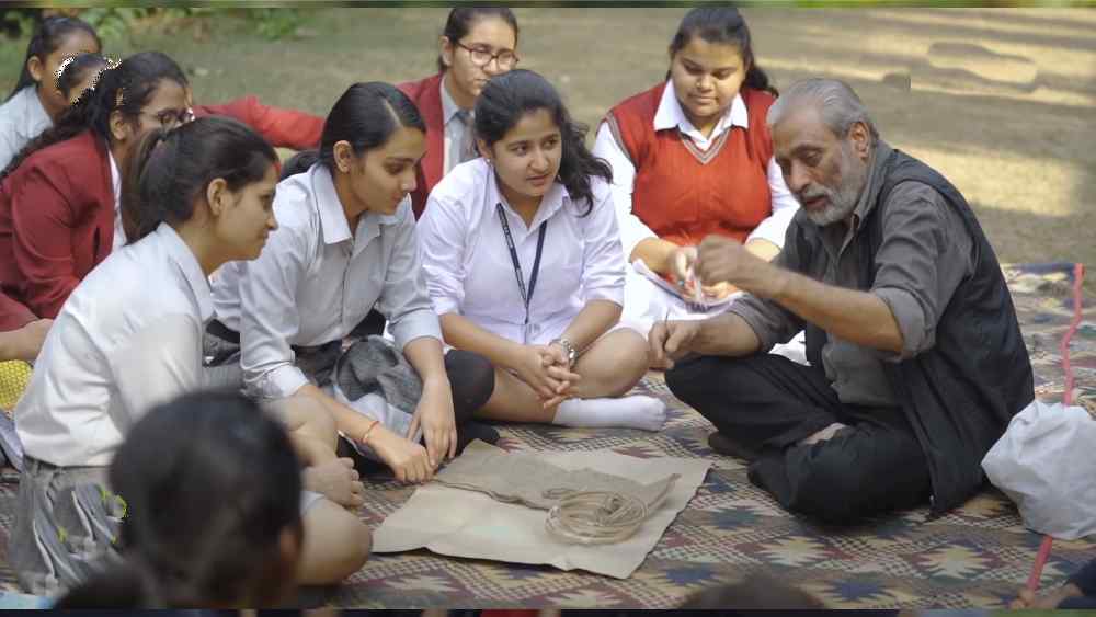 পাখিদের আশ্রয় দিতে পেরে উৎসাহিত রাকেশ ঠিক করেন, তিনি নিজে থেকে যা শিখলেন, তা ছড়িয়ে দেবেন। স্কুলের ছাত্র-ছাত্রীদের পাখির বাসা বানানো শেখাতে শুরু করেন রাকেশ।