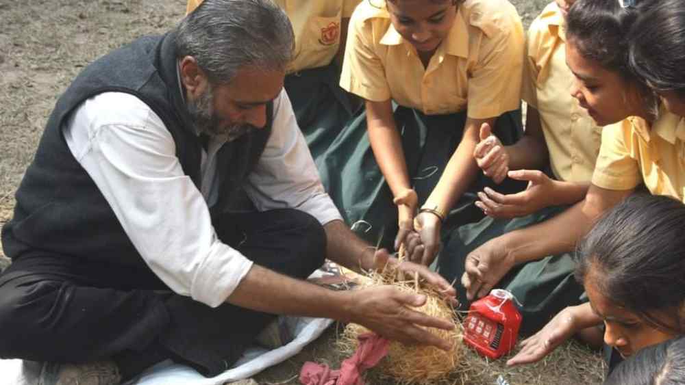 এর পর একে একে ডাক আসতে থাকে। কর্পোরেট সংস্থাগুলি বাসা বানানোর প্রশিক্ষণ দিতে ডাকতে শুরু করে। বিভিন্ন আবাসনের আবাসিক কল্যাণ সমিতিগুলিও রাকেশকে ডেকে পাঠাতে শুরু করে পাখির বাসা বানানো প্রশিক্ষণের জন্য। পেশাদার ফোটোগ্রাফার রাকেশ হয়ে ওঠেন 'নীড় মানব'।