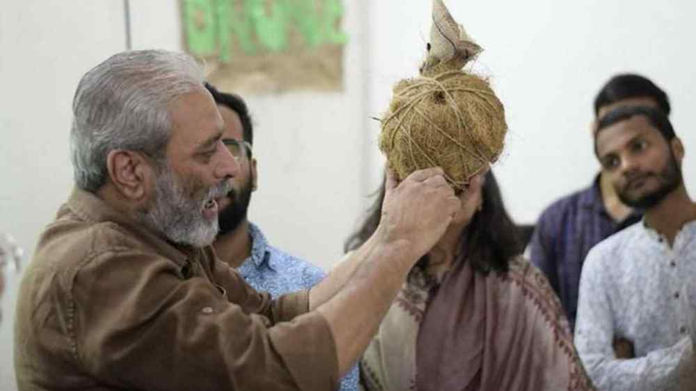 ৬ বছরের শিশু থেকে শুরু করে ৮০ বছরের বৃদ্ধ— সবাই যোগ দিতে শুরু করেন সেই সব কর্মশালায়। এ পর্যন্ত আড়াই লক্ষ মানুষকে বাসা বানাতে শিখিয়েছেন রাকেশ।