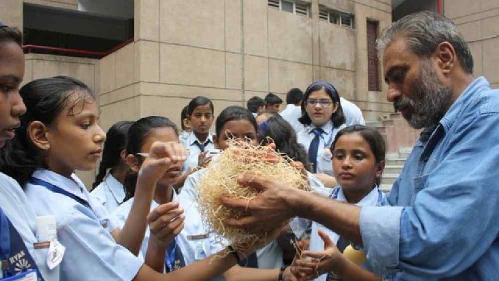 দেশের বিভিন্ন প্রান্তে এমন অজস্র প্রশিক্ষণ শিবির তৈরি করে ফেলেছেন রাকেশ। সব মিলিয়ে বাসা বানিয়েছেন ১ লক্ষ ২৫ হাজার।
