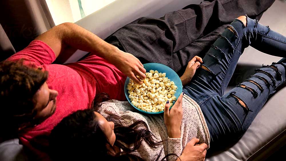 রাখুন পপকর্ন। একদম সিনেমা হলের মতো একটা বড়সড় পাত্রে। 