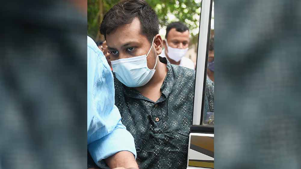 আলিপুর আদালত চত্বরে দেবাঞ্জন দেব।