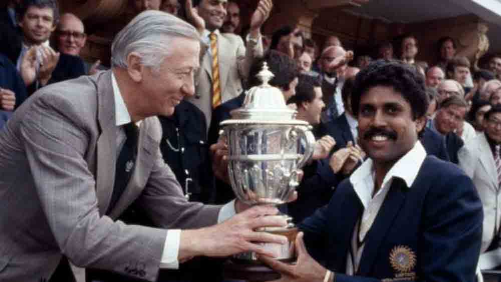 ১৯৮৩ সালে বিশ্বকাপ হাতে কপিল।