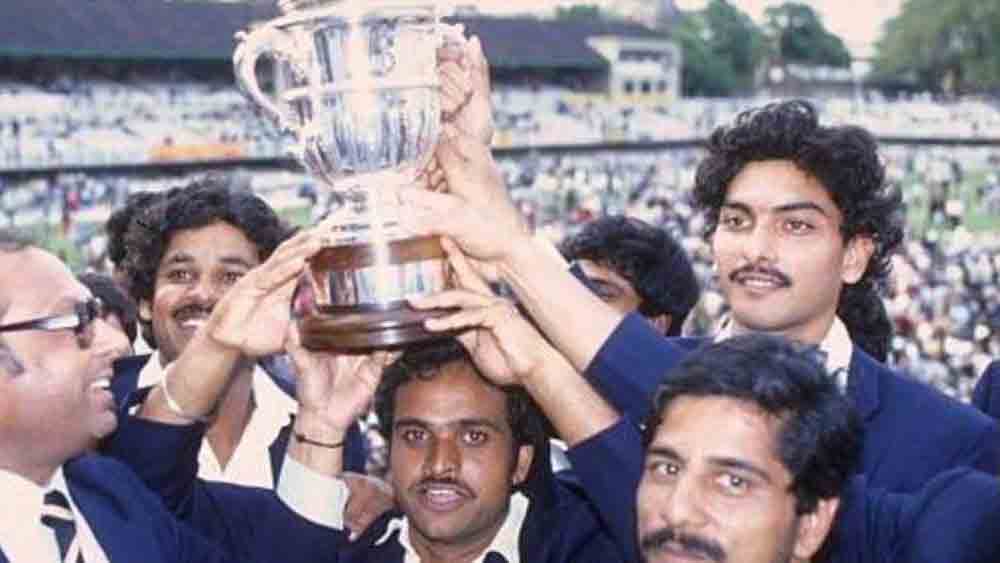 বিশ্বকাপ হাতে শাস্ত্রী-সহ ভারতীয় দল।