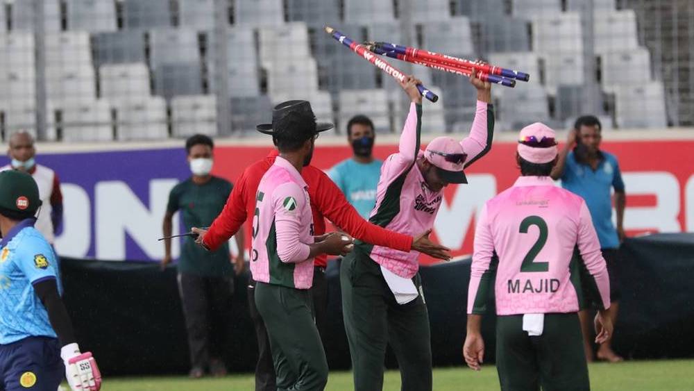 উইকেট ভাঙছেন ক্ষুব্ধ শাকিব 