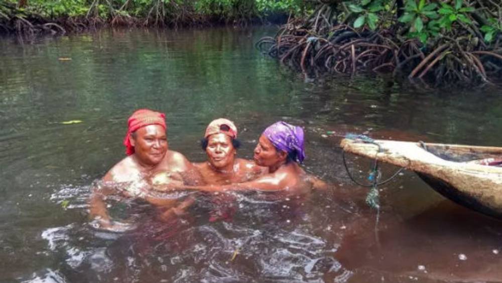 মহিলাদেরও অবশ্য জঙ্গলে প্রবেশের বেশ কিছু নিয়ম আছে। এখানে মেয়েরা সম্পূর্ণ নিরাবরণ হয়ে প্রবেশ করেন। জঙ্গল, জলাভূমিতে দল বেঁধে ঘোরেন। জঙ্গলে প্রবেশের পর একত্রিত হয়ে শপথ নেন জঙ্গলে থাকাকালীন কেউ কাউকে ছেড়ে যাবেন না।