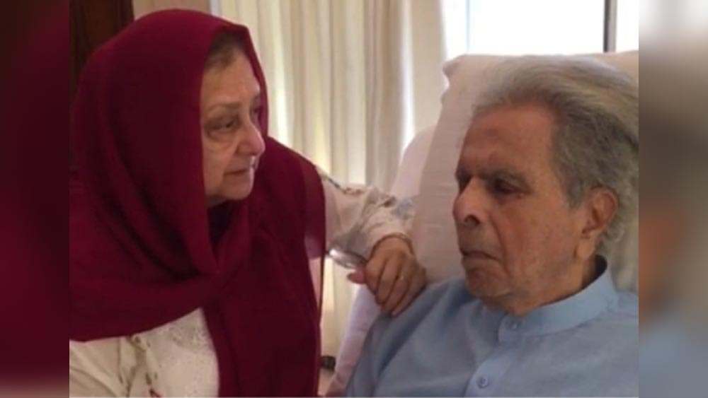 গত বার হাসপাতালে সায়রা বানুর সঙ্গে দিলীপ কুমার