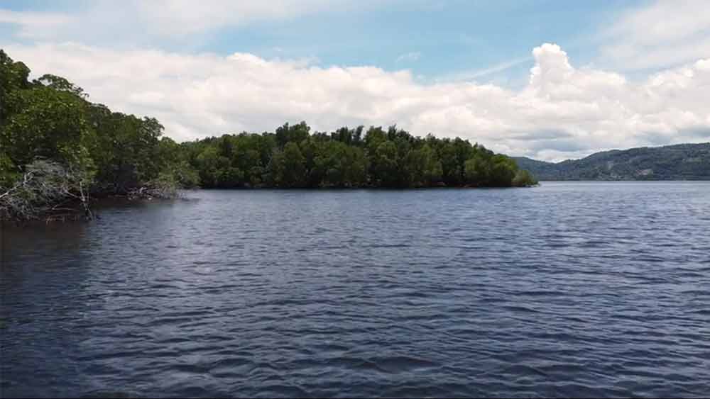 মহিলা থাকাকালীন যদি কোনও পুরুষ জঙ্গলে প্রবেশ করে ধরা পড়েন, তবে তাঁকে নিয়ে যাওয়া হয় উপজাতি আদালতে। অপরাধ প্রমাণ হলে শাস্তির পাশাপাশি দিতে হয় জরিমানাও।
