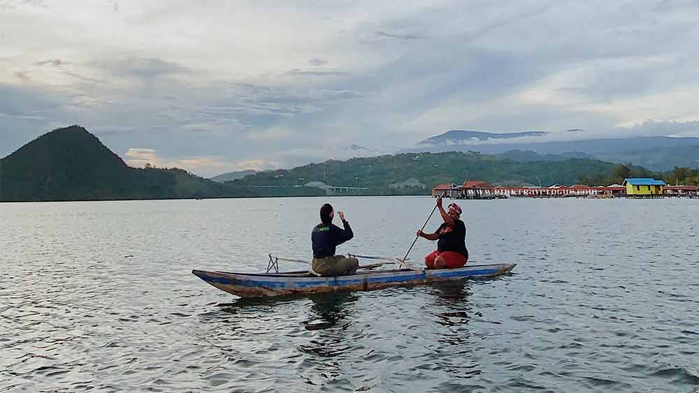 স্থানীয় মহিলারা জানিয়েছেন, যে হেতু মেয়েদের এই জঙ্গলে নগ্ন হতে হয়, তাই হয়তো পুরুষদের দূরে রাখার নিয়ম চালু হয়েছিল।