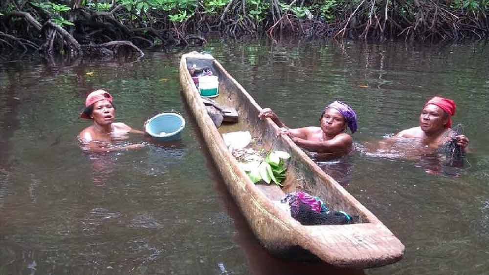 জঙ্গলে থাকার আরও একটি নিয়ম আছে। যত ক্ষণ জঙ্গলে থাকেন তত ক্ষণ গলা ছেড়ে গান করেন মহিলারা। এই গান আসলে জঙ্গলে ভুল করে ঢুকে পড়া পুরুষের প্রতি সঙ্কেত। গান গেয়েই বলা ‘তফাৎ যাও, আমরা আছি।’