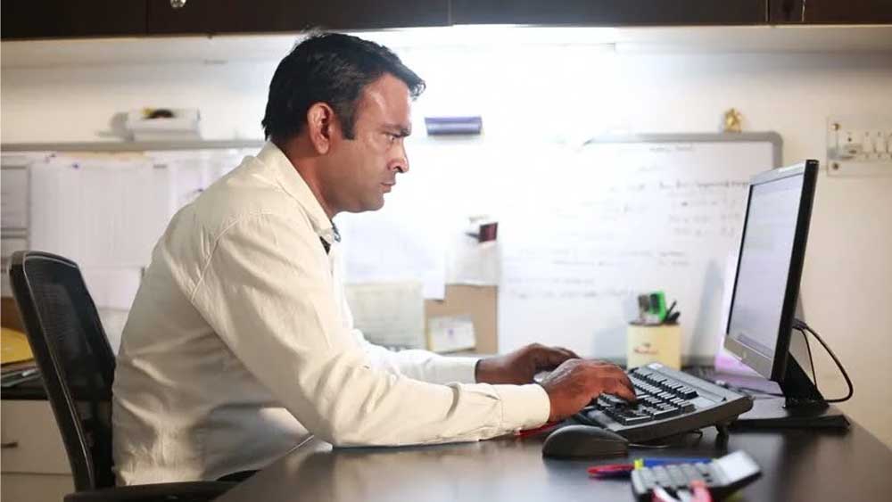 সর্বক্ষণ কম্পিউটারে না থেকে অন্য ভাবে কাজ করার কথাও ভাবতে পারেন।