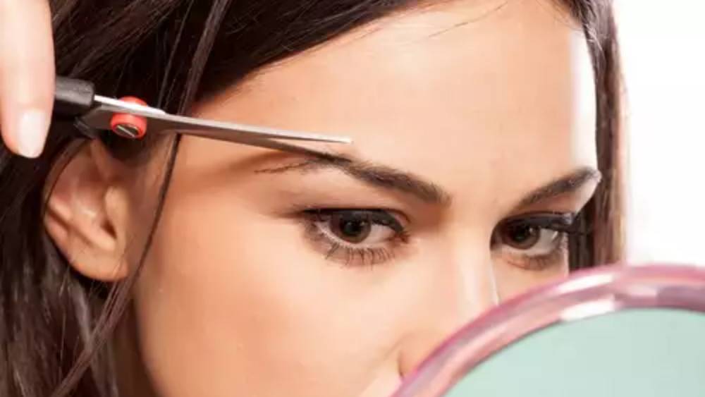 খেয়াল রাখবেন বড় হয়ে যাওয়া চুল ছাঁটতে গিয়ে ছোট চুল না কেটে যায়।