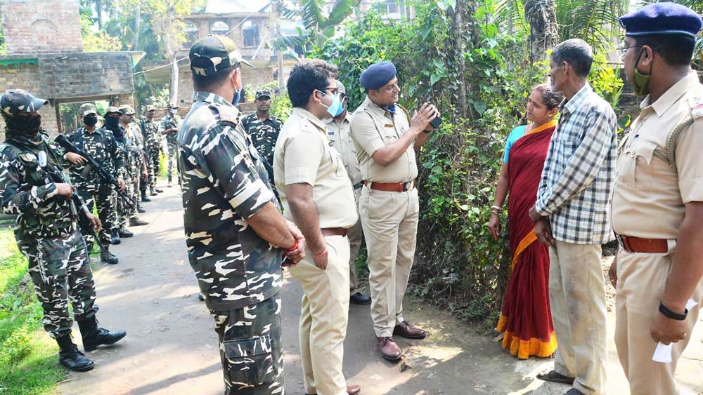 আশ্বাস: ভোটারদের সঙ্গে কথা। নিজস্ব চিত্র।