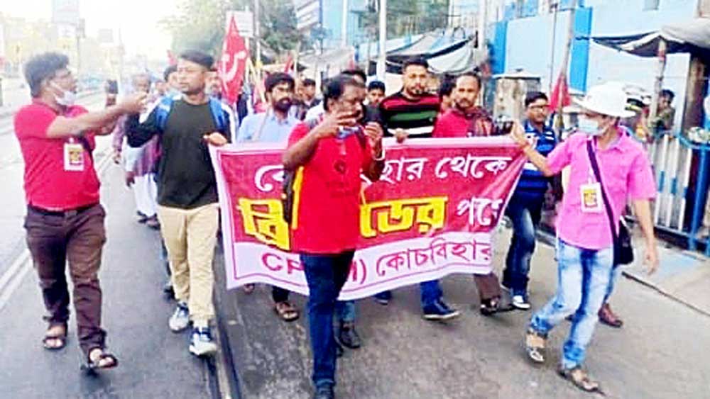 পায়ে-পায়ে: ব্রিগেডের পথে। রবিবার। নিজস্ব চিত্র।