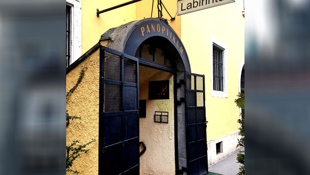 টানা ১২ বছর এক গোলকধাঁধাময় দুর্গে বন্দিজীবন কাটিয়েছিলেন তৃতীয় ভ্লাদ। সেখানে তাঁর উপর অকথ্য নির্যাতনও করা হয়েছিল।