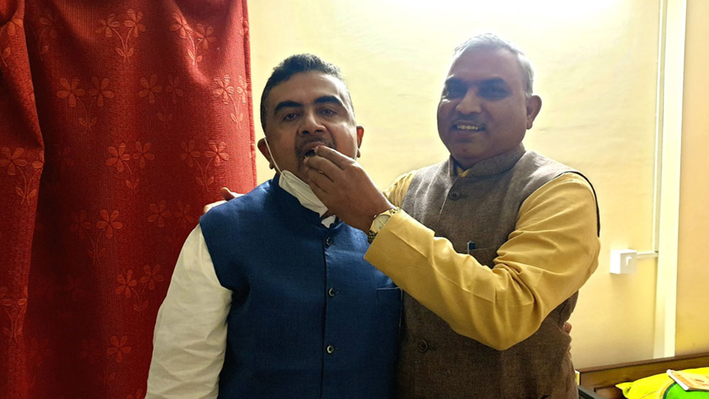 বিজেপিতে যোগদানের পর শুভেন্দু অধিকারীকে মিষ্টিমুখ করাচ্ছেন বিজেপি-র সর্বভারতীয় সহ-সাধারণ (সংগঠন)  সম্পাদক শিবপ্রকাশ