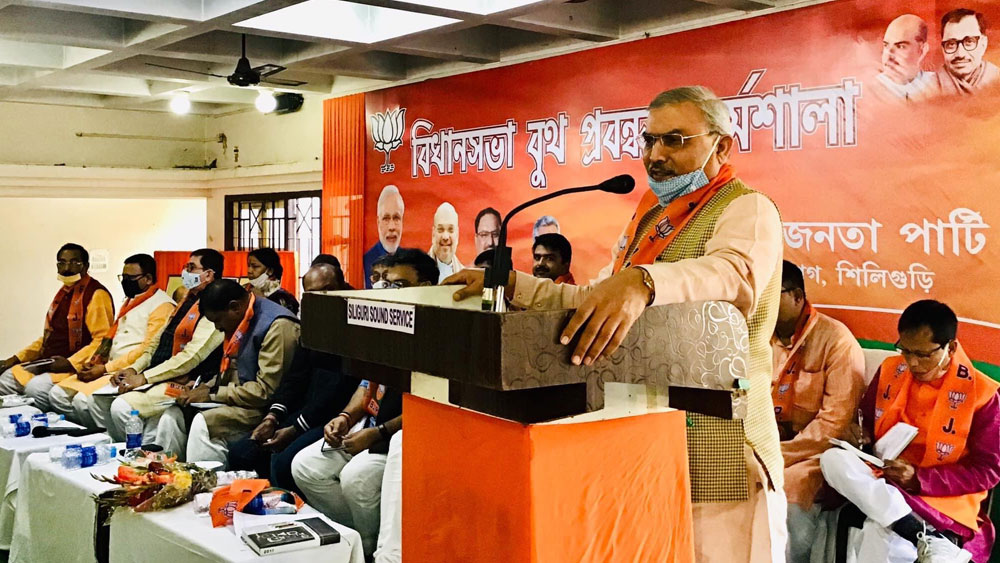 দলীয় কর্মশালায় বক্তব্য রাখছেন শিবপ্রকাশ।