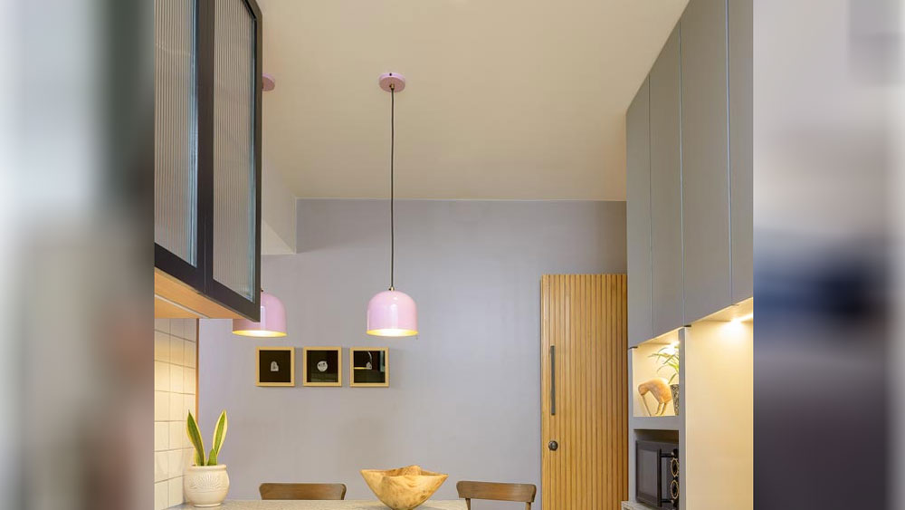 রান্নাঘরও খুব সাদামাটা কিন্তু আলোকজ্জ্বল। সিলিংয়ে প্রচুর আলো লাগানো রয়েছে। রান্নাঘরে হালকা গোলাপির ছোঁয়া রয়েছে।