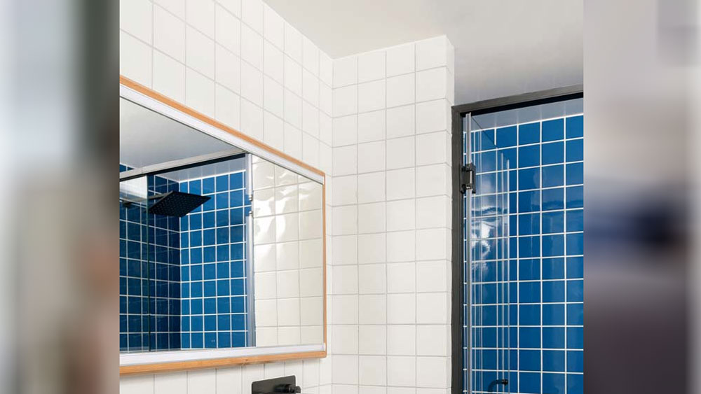 সুমনার বাথরুমেও রয়েছে নীল রঙের টাইলস। শ্যুটিং থেকে ফিরে বাড়ির এই অংশই প্রথম কাজে লাগান বলে জানিয়েছেন তিনি। স্নান সেরে তারপরই বাড়ির অন্যত্র যান।