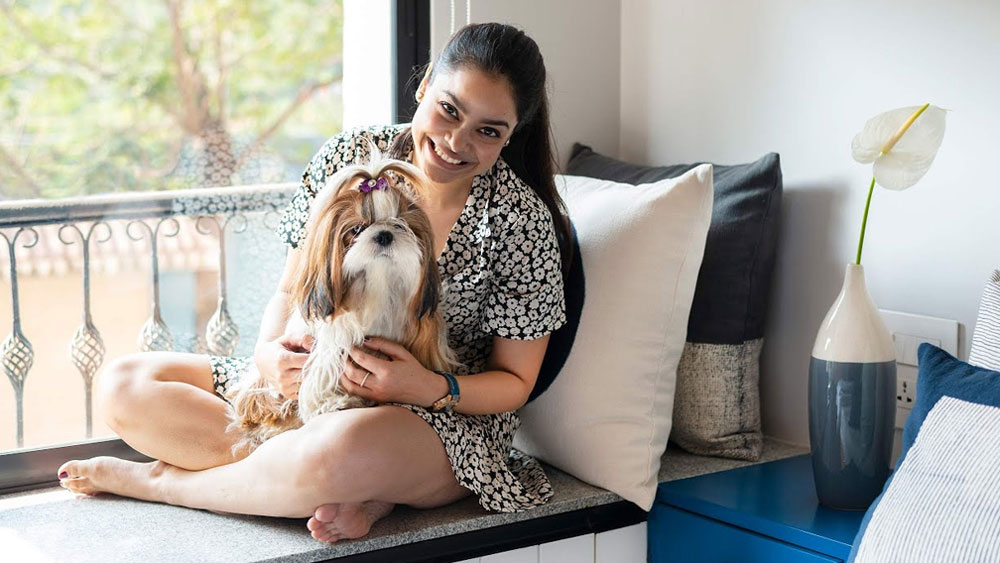 বৈঠকখানার পাশেই রয়েছে শোওয়ার ঘর। সেটিও অত্যন্ত ছিমছাম। এই ঘরেও একটি বড় খোলা জানলা রয়েছে। সেই জানলার পাশে আবার বসার আলাদা ব্যবস্থা রয়েছে।