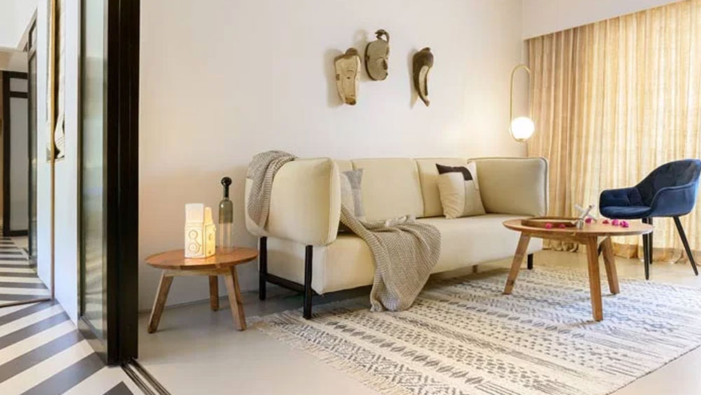 বৈঠকখানার মেঝেতে কালো এবং ধূসর রঙের সংযুক্তি স্বতন্ত্র এক ধরনের টাইলস লাগানো হয়েছে। ডোরাকাটা সেই টাইলস চলে গিয়েছে শোওয়ার ঘর পর্যন্ত।