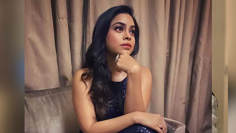 অবসরের অনেকটা সময় এই সোফাতেই বসে বই বা ম্যগাজিন পরে কিংবা টেলিভিশনের পর্দায় চোখ রেখে কেটে যায় তাঁর।