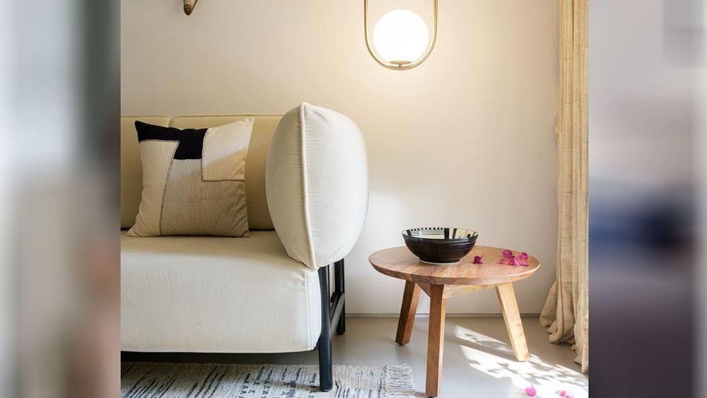 বাড়ির প্রবেশদ্বার খুললে প্রথমেই চোখে পড়বে বৈঠকখানা। ধূসর রঙের দেওয়াল এবং তার সঙ্গে মানানসই সোফা। বৈঠকখানার একপাশে রয়েছে বড় জানালা। যা সিলিং থেকে মেঝে পর্যন্ত স্লাইডিং জানলা দিয়ে আটকানো।