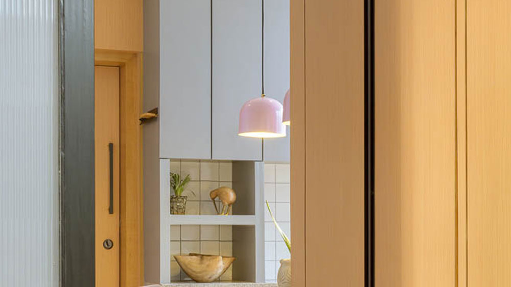 দেখতে ঠিক যেন স্ক্যান্ডিনেভিয়ার কোনও বাড়ি। ছিমছাম, সাদামাটা অথচ দারুণ আভিজাত্যে ভরপুর। স্ক্যান্ডিনেভিয়ার স্টাইলে অন্দরমহল সেজে ওঠা এই বাড়িটি রয়েছে মুম্বইয়ে।