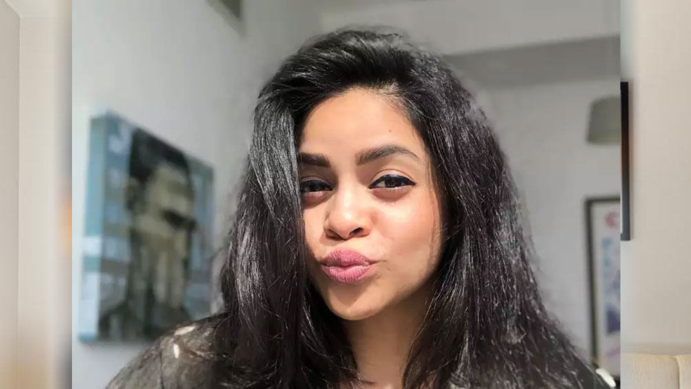 সুমনা চক্রবর্তী। কপিল শর্মা শো-এর অন্যতম জনপ্রিয় মুখ। সম্প্রতি ৩০ বছরের এই অভিনেত্রী মা-বাবার থেকে কিছুটা দূরে নিজের আলাদা বাড়িতে থাকতে শুরু করেছেন।