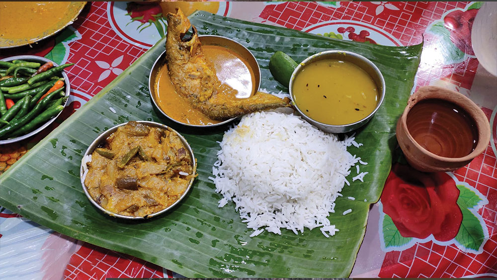 গরম ভাত,ডাল,পোস্ত সঙ্গে পাবদার ঝাল।
