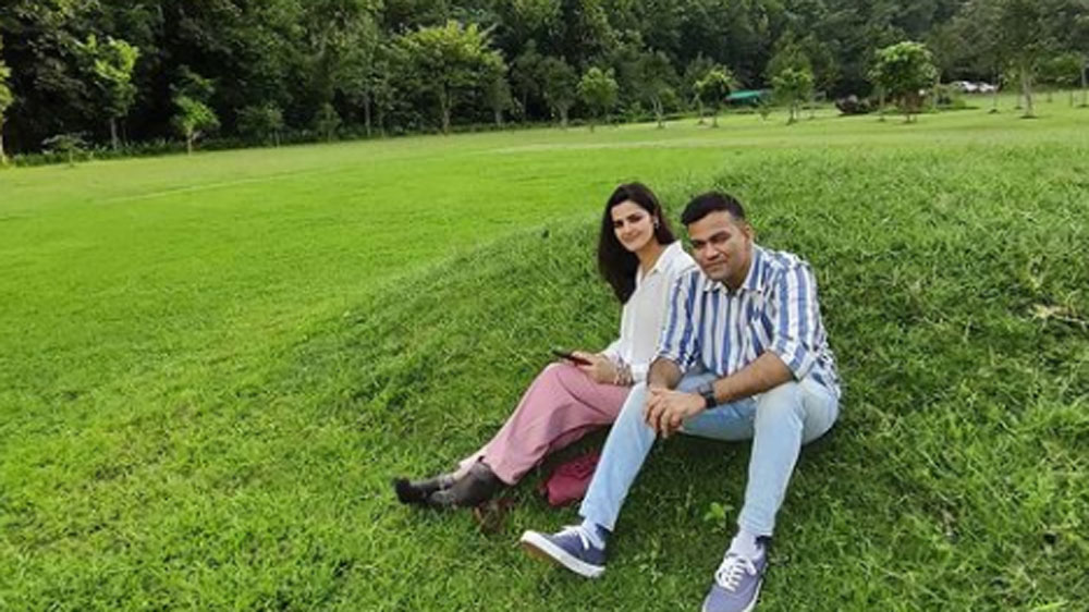 দু’জনে রেজিস্ট্রি করে বিয়েও সেরেছেন। তবে কাজের চাপে এখনও কোনও অনুষ্ঠান করতে পারেননি তাঁরা। পশ্চিমবঙ্গে ভোটপর্ব মিটলে ধূমধাম করে বিয়ের অনুষ্ঠান করবেন দু’জনে।