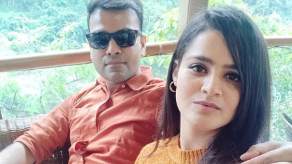 কাজের চাপে বহু দিন ধরেই তাঁদের ভালবাসার পরিণতিতে বাধা হয়ে দাঁড়াচ্ছিল। তাই নভজোৎ স্বয়ং প্রেমিক তুষারের অফিসে চলে আসেন বিয়ের জন্য।