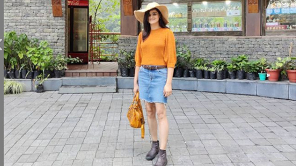 পঞ্জাবের একটি বেসরকারি স্কুল থেকে পড়াশোনা করেন তিনি। তারপর লুধিয়ানার বাবা যশবন্ত সিংহ ডেন্টাল কলেজ থেকে স্নাতক হন।