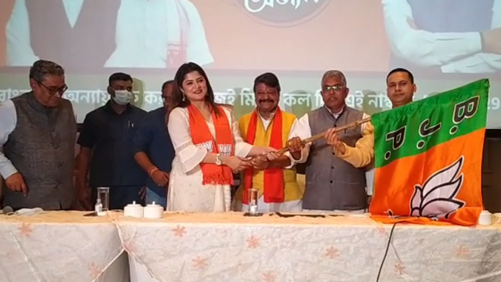 পদ্মশিবিরে যোগ দিলেন অভিনেত্রী শ্রাবন্তী, পতাকা তুলে দিলেন দিলীপ, কৈলাস