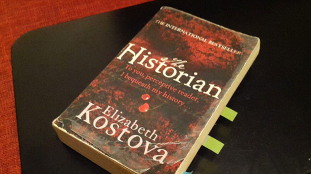 তৃতীয় ভ্লাদকে নিয়ে লেখিকা এলিজাবেথ কস্তোভারও একটি উপন্যাস রয়েছে। মূলত ছোটবেলায় বাবার কাছ থেকে ড্রাকুলার গল্প শুনেই কৌতূহল জন্মেছিল তাঁর মনে। পরবর্তী কালে অন্তত ১০ বছর ভ্লাদ দ্য ইম্পেলারের উপর গবেষণা করে 'দ্য হিস্টোরিয়ান' নামের এই উপন্যাসটি লেখেন তিনি।