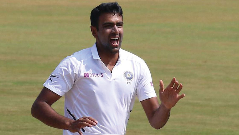 রবিচন্দ্রন অশ্বিন: ভারতীয় স্পিনারদের মধ্যে অভিজ্ঞতম তিনি। শুধু বল নয় ব্যাট হাতেও দলকে ভরসা দিচ্ছেন অশ্বিন। তাঁর স্পিনের যাদুতে ইংল্যান্ড শিবির ধরাশায়ী হচ্ছে বার বার। তাই তিনিও প্রথম একাদশে থাকছেন এটা বলাই যায়।