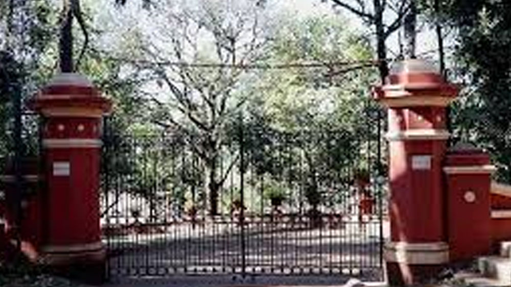 পরিবার এবং বন্ধুবান্ধবদের প্রায়ই আমন্ত্রণ জানানো হয় এই বাড়িতেই। সবাই মিলে আনন্দ করে কাটান ছুটির দিনগুলি।