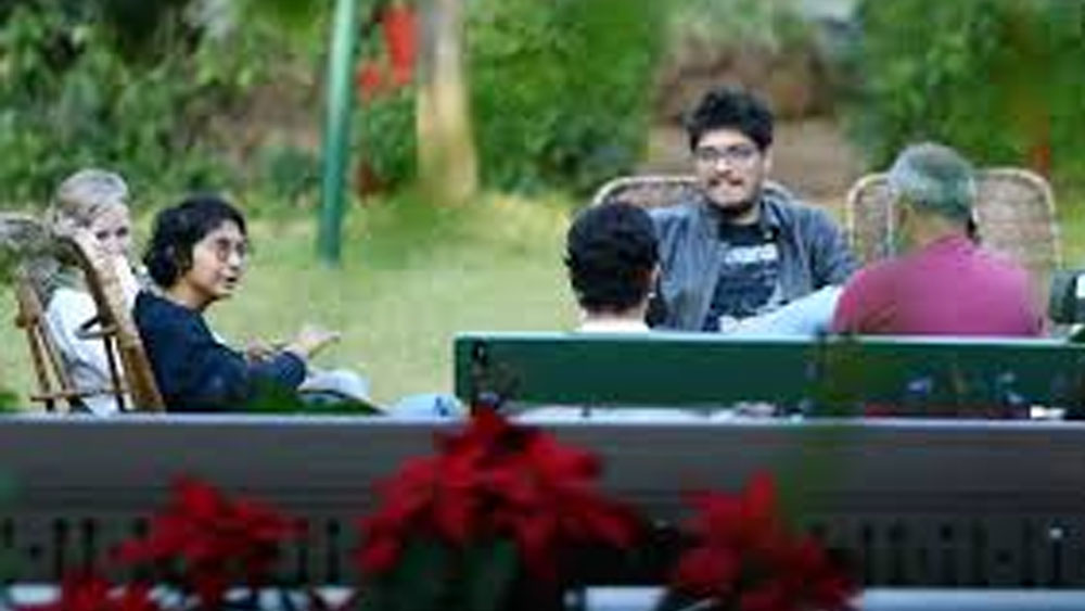 চারদিকে পাহাড়ে ঘেরা। তার মাঝে দুই একর জমি নিয়ে তৈরি হয়েছে ফার্ম হাউসটি। সবুজে ভরপুর এ বাড়ি প্রকৃতির কাছে থাকার সুযোগ করে দেয়।