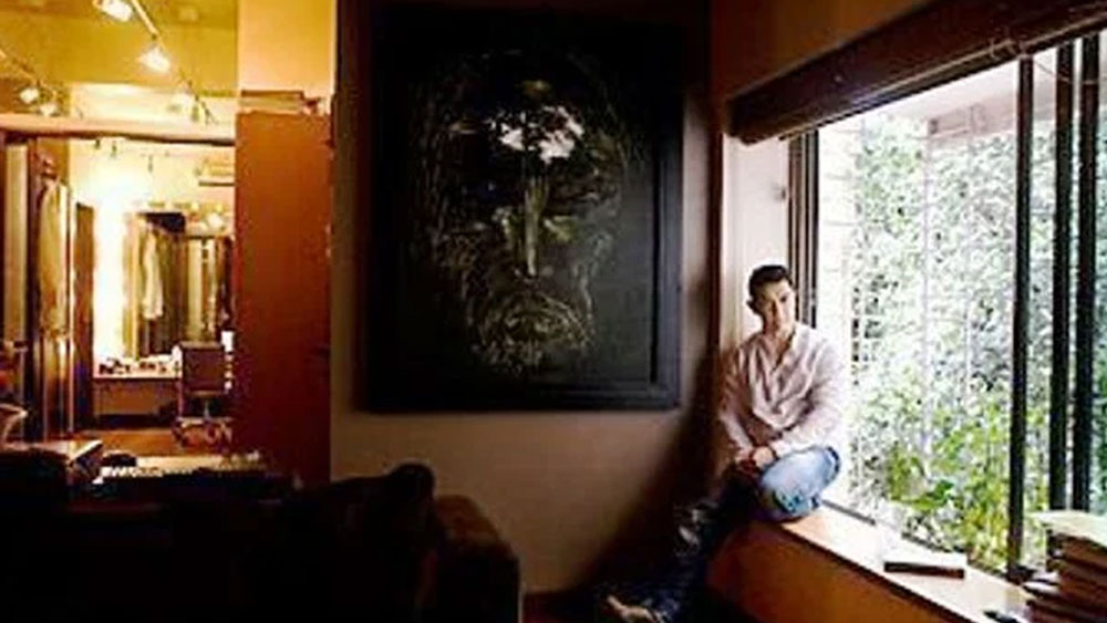 এটা ছাড়াও শুধু মু্ম্বইয়ের এই পালি হিলেই আরও তিনটি অ্যাপার্টমেন্ট রয়েছে তাঁর! যার মধ্যে দুটো রয়েছে মারিনা সমুদ্রসৈকতে এবং তৃতীয়টি রয়েছে বেলা ভিস্তা অ্যাপার্টমেন্ট-এ।