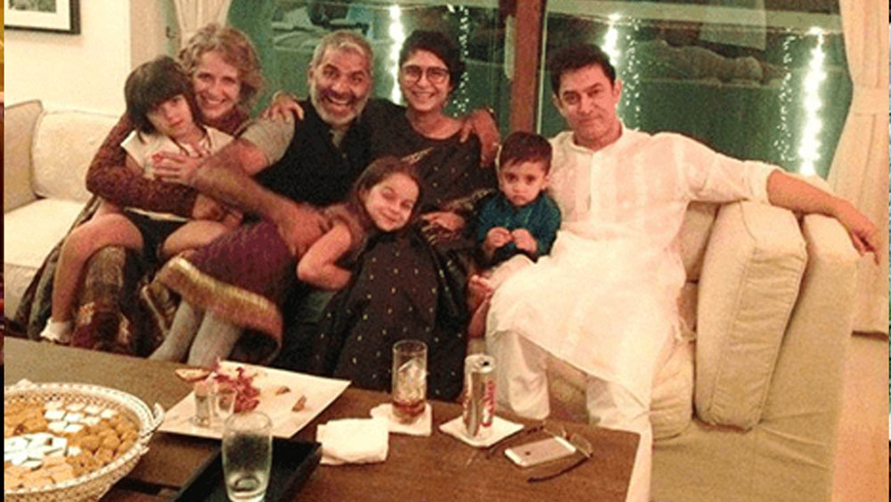 আমিরের খুব পছন্দের জায়গা বারান্দা। আরাম করার জন্য ছোট একটি বিছানাও রাখা রয়েছে সেখানে। শুয়ে শুয়েই শহরের সৌন্দর্য উপভোগ করতে পারা যাবে এখান থেকে।