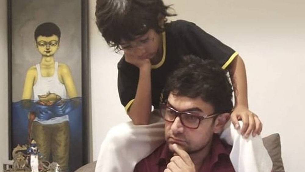 অ্যাপার্টমেন্টের দেওয়াল জুড়ে নানা কারুকার্য আঁকা। এই অ্যাপার্টমেন্ট-এ ঢুকলে একঘেয়ে জীবন নিমেষে গায়েব হয়ে যাবে।