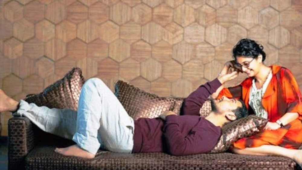 এই অ্যাপার্টমেন্টে আলাদা একটি ঘর রয়েছে বিনোদনের জন্য। যার দেওয়ালে লাগানো বড় মাপের একটি টিভি। পরিবারের সঙ্গে বসে সিনেমা দেখা, গান শোনা কিংবা নেহাত গল্প করা— সবই চলে এই ঘরে।