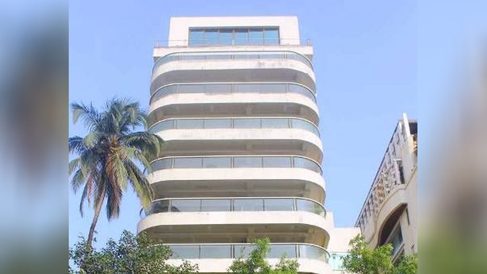 মু্ম্বইয়ের বান্দ্রাতেই তাঁর আরও একটি অ্যাপার্টমেন্ট রয়েছে। খোলামেলা বিশাল ব্যালকনিতে দাঁড়ালে যেন গোটা মুম্বই শহর চোখে ধরা দেয়।