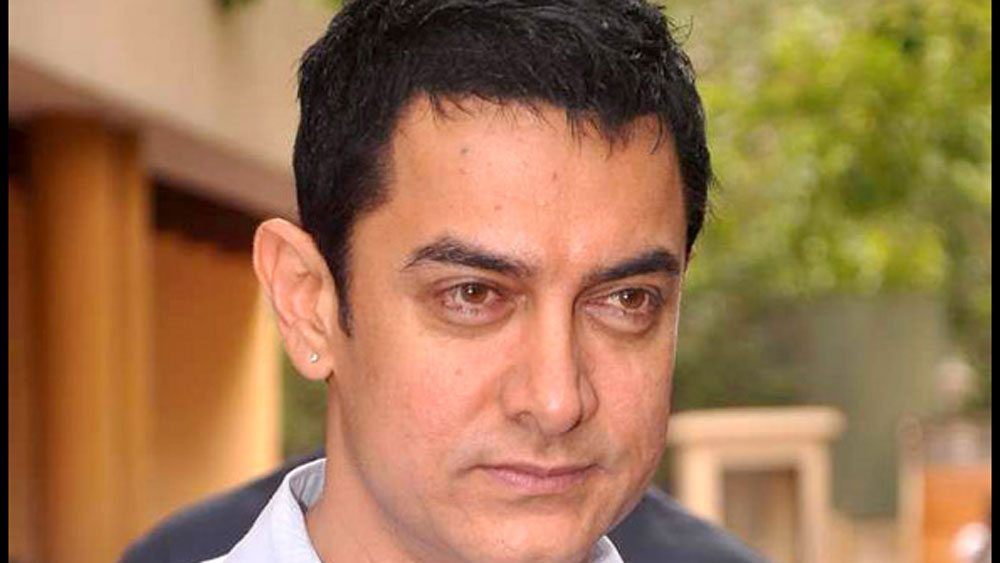 এত ব্যস্ততার মধ্যে সোমবার সকালে আমিরকে মুম্বইয়েই বান্দ্রার পালি হিল এলাকায় দেখা যায়। ওই এলাকায় নাকি তিনি একটি নতুন অ্যাপার্টমেন্ট কিনতে গিয়েছিলেন। পালি হিলের একটি বহুতলের ১৮ তলায় অ্যাপার্টমেন্ট কিনছেন তিনি।