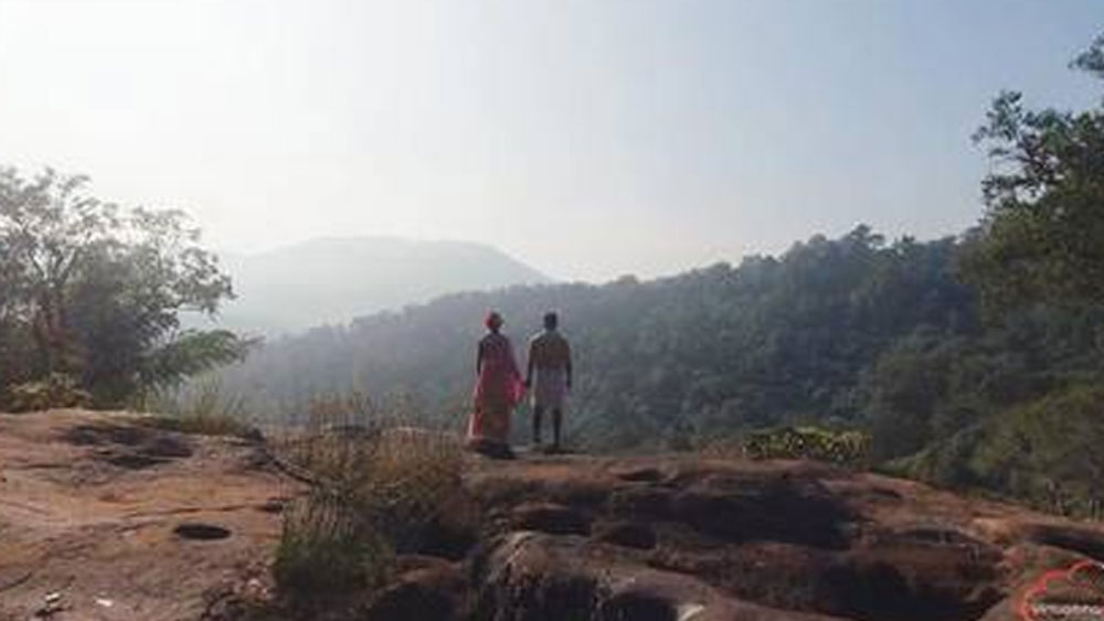 তাতে এক মুথুভান সম্প্রদায়ের মানুষ তাঁর নাতিদের কাছে পূর্বপুরুষদের এই প্রথা গল্প বলে শোনাচ্ছেন।